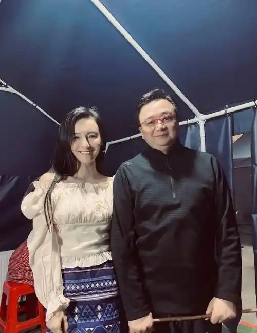 女星孙晶晶穿粉红色长裙与鲜花合照,人比花娇,身材撩人眼球_写真_友人