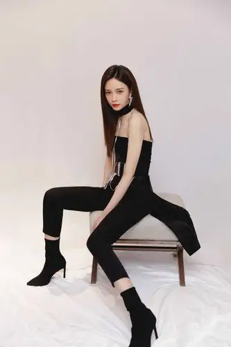 沈梦辰低胸裸背紧身裤