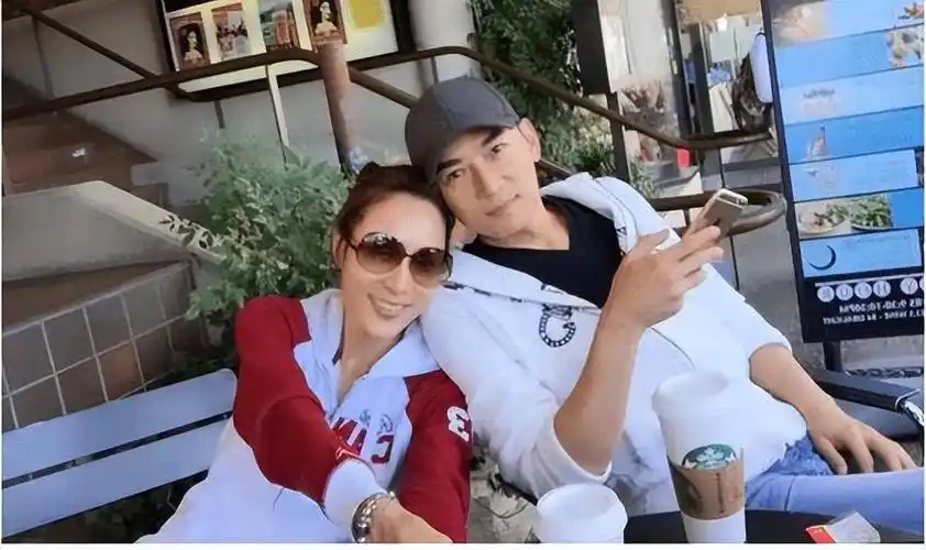 小李飞刀焦恩俊:两次婚姻失败,回回净身出户,一生感情坎坷_黄宛林