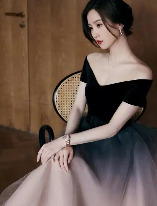 刘诗诗活动造型分享94身穿一字肩v领连衣裙搭配高跟鞋,优雅至极,太