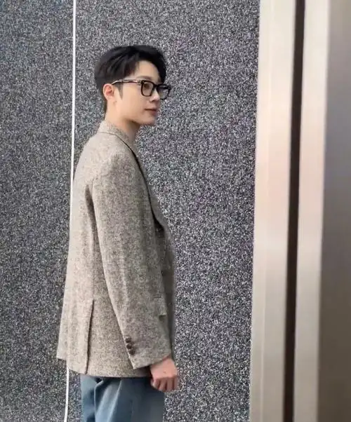 赖冠霖  今日活动图集,一身灰色西装外套搭配黑框眼镜,有秋日的温暖