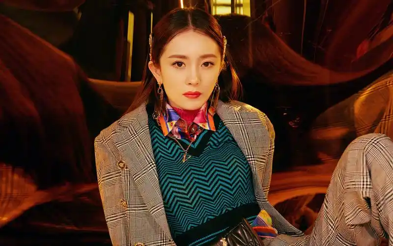 杨幂精致西装霸气高清桌面壁纸