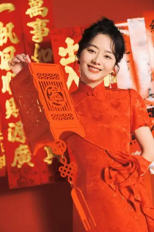 谭松韵晒美照送新春祝福穿搭喜庆难掩好身材笑容甜美似初恋