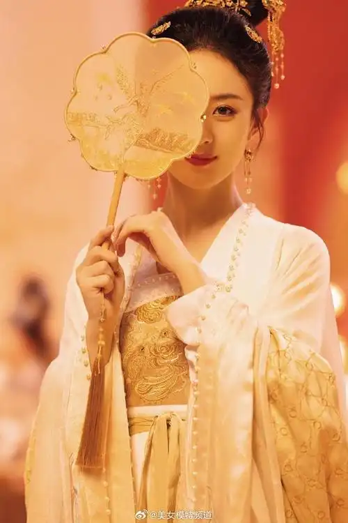 赵丽颖古装大片释出手执扇子半遮面温婉可人