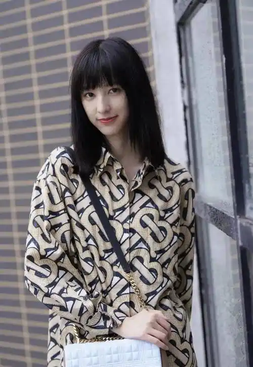 原创华晨宇与神秘女生牵手回家两人身高相仿张碧晨评论区很精彩