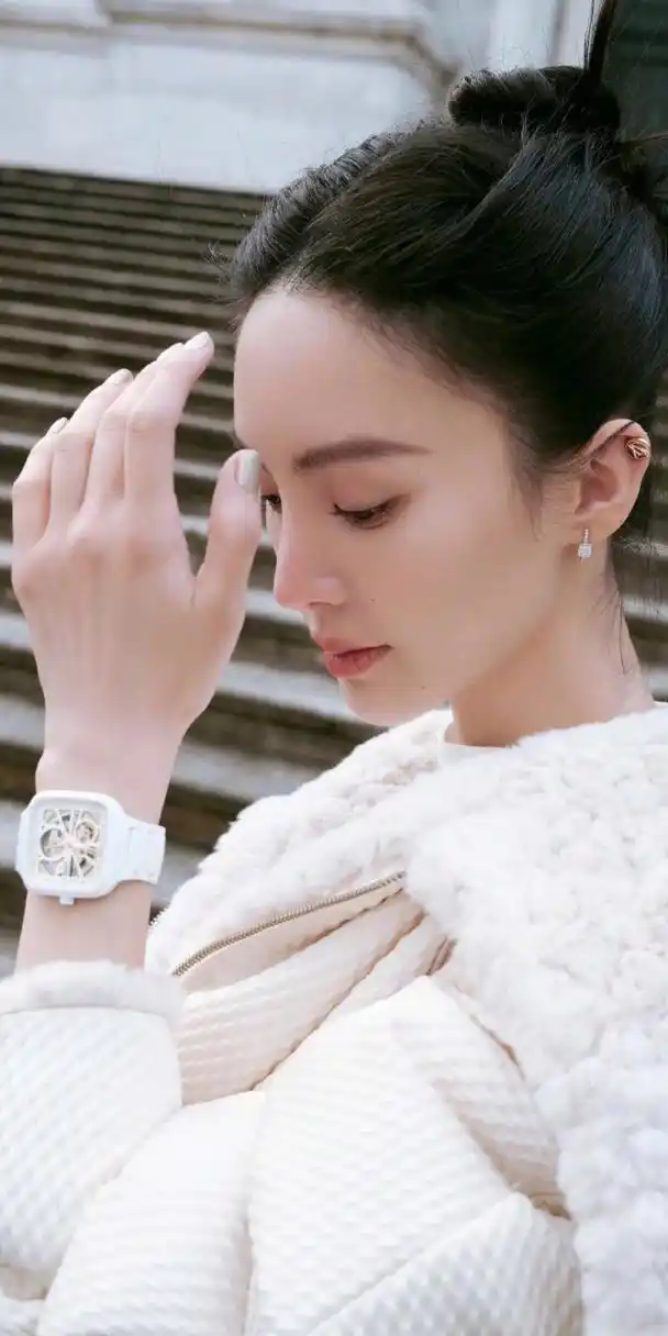 金晨# 一袭白色开叉裙裙,雪肤玉貌,曼妙身姿,柔美优雅,温柔浪漫,性感