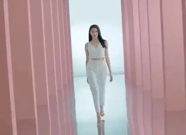 关晓彤内衣代言大片,画面清纯保守,少女风让人出戏