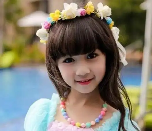 就可以选择一些简单又好看的儿童花环发型,这些花环发型有时候不需要