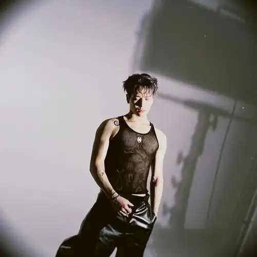 穿深v西装大秀腹肌线条,型男魅力根本挡不住|男神|写真_网易订阅