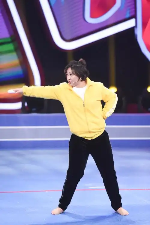 贾玲《王牌对王牌》尬舞圈粉 小百灵变身动感小陀螺