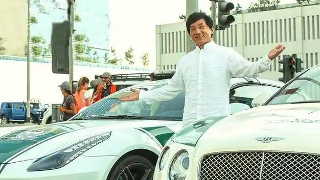 成龙大哥的退休生活有多爽各种豪车随便开名下还有不少的存款