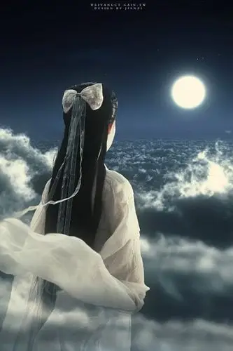 比如时间,我们一直在荒废,偶尔的一根白发,才知道青春易逝;比如爱情