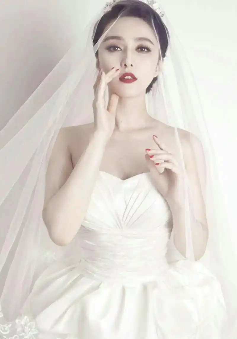 范冰冰婚纱照美爆了,网友调侃:李晨上辈子拯救了银河系了吧!