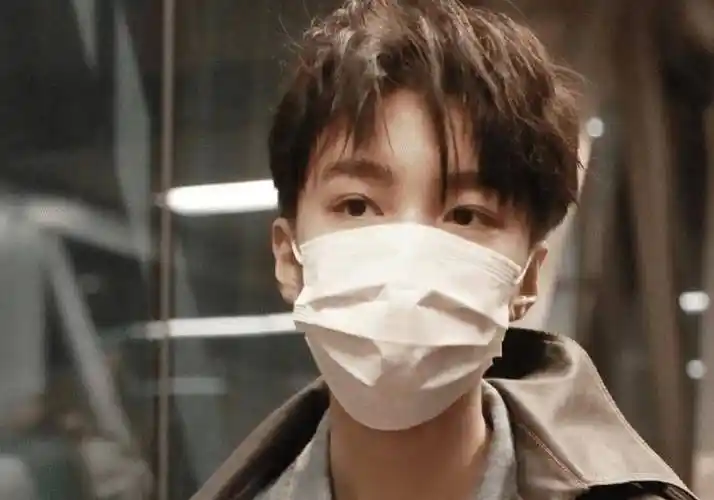 王俊凯机场照遭"疯传",五官精致立体,看清侧脸:这颜谁不爱?