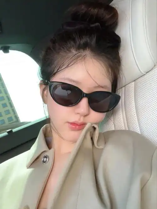 赵露思丸子头墨镜晒太阳