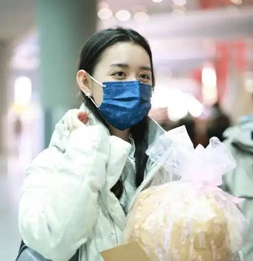 原创蒋依依机场造型时尚又飒气白色羽绒服搭配精致包包唯美感十足