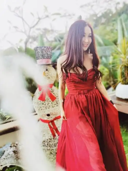 53岁温碧霞依旧美丽动人,标志性长发配红色抹胸连衣裙,成熟优雅