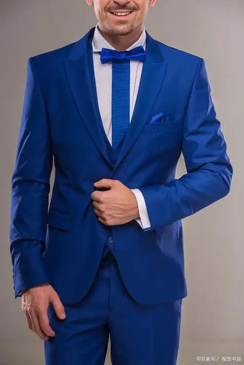 深蓝色西装的绅士选择:搭配什么色针织polo衫更时尚潇洒?