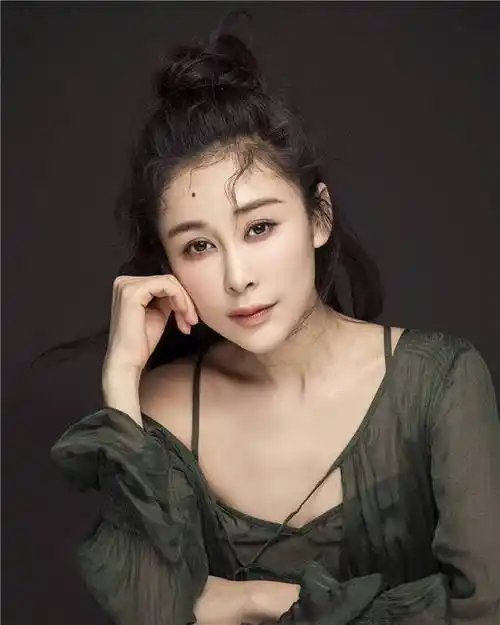 演员周扬曝最新写真笑容惬意尽显优雅魅力