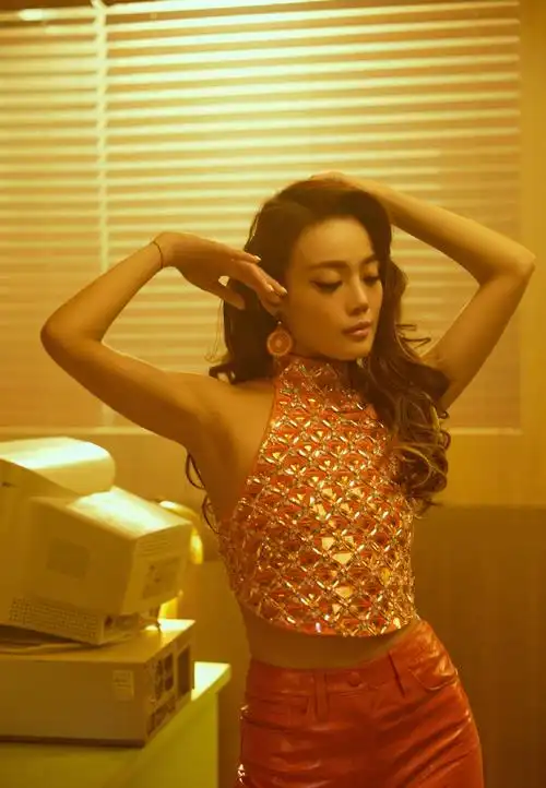 容祖儿新歌造型释出 大波浪卷发配皮裤性感满分