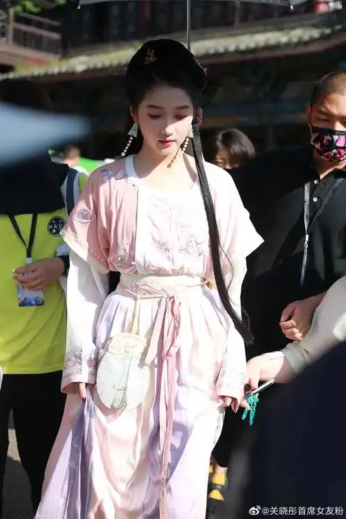 关晓彤新综艺饭拍图,粉色古装造型,灵动又可爱,状态太好了