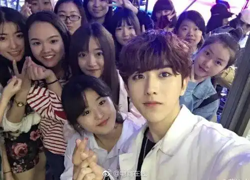 蔡徐坤 粉丝合影