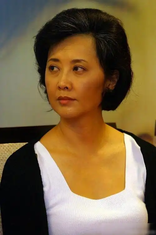 二十几岁时朱琳美的不一样留大波浪穿长风衣脚踩布鞋灵动妩媚