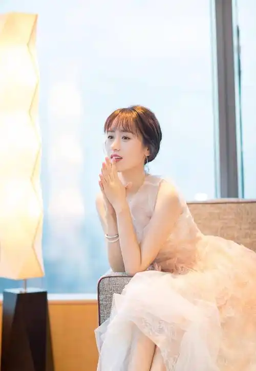 真不愧是仙女,袁冰妍穿香槟色礼服裙灵气满满,藏不住的少女气质_时尚