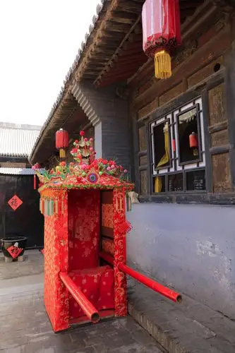 迎亲接新娘的喜庆花轿.