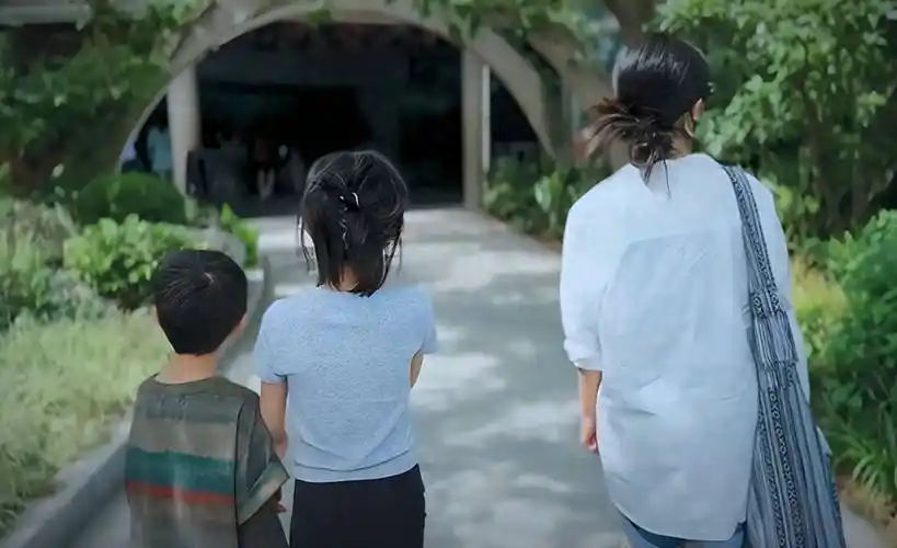 孙莉一拖三上海亲子游,10岁多妹颜值惊艳,与弟弟同框宛如饼印