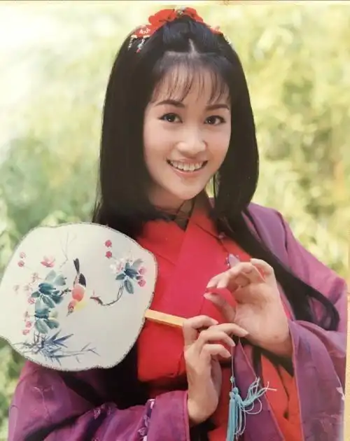 梁小冰真不愧是"古装皇后",一颦一笑尽显倾城,比朱茵美太多!