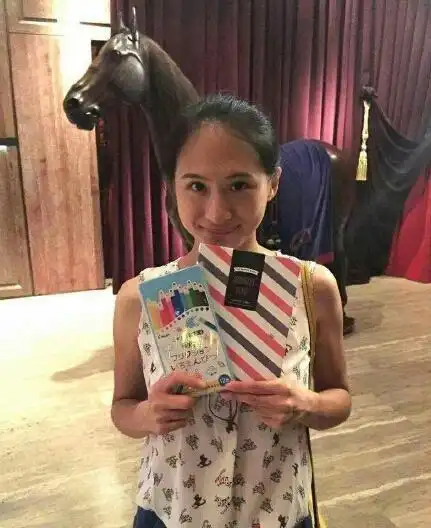 更新微博,晒出一张与前妻的女儿马世媛的照片庆祝女儿的24岁生日