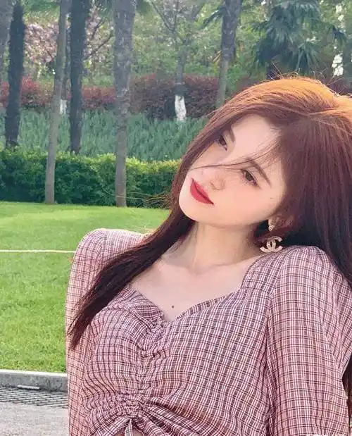 26岁鞠婧祎晒春游美照,站在台阶上凹造型那刻,确定身高159?