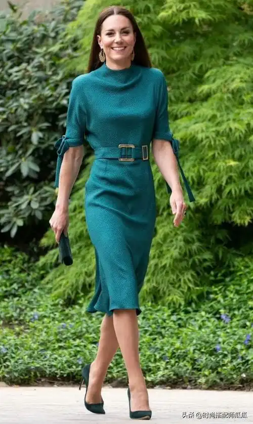 高腰且长款的裙装在进行搭配的时候也一定要结合高跟鞋的系列,不仅