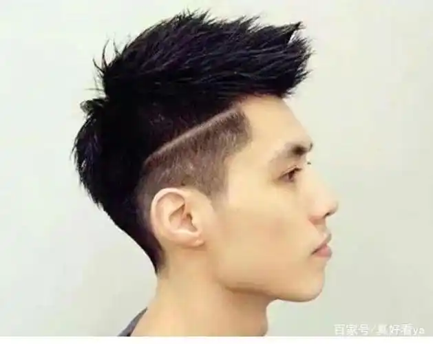 偏分发型 男生除了寸头发型那样的短发,也可以把头发稍微留长一点,剪