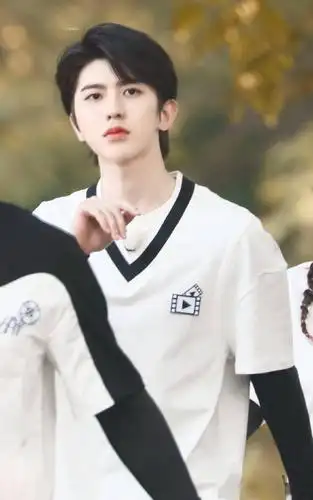 燕尾服长腿王子和校草学长我都要了~蔡徐坤《奔跑吧》杭州路透美颜