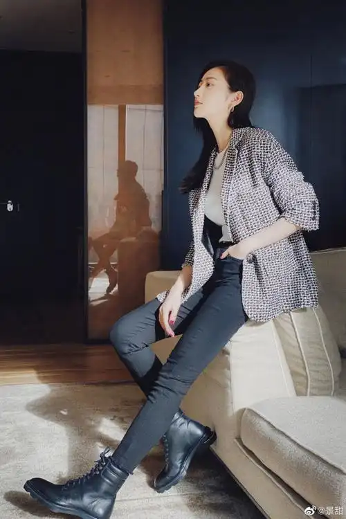 景甜晒美照侧颜精致气场超a 穿格纹西装秀长腿温柔干练