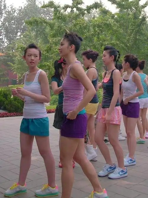 今天逛公园,遇上了一大群美女!