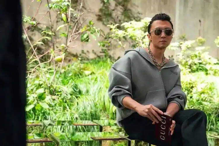 谢霆锋现身伦敦品牌秀场,g社镜头下依然颜值扛打!