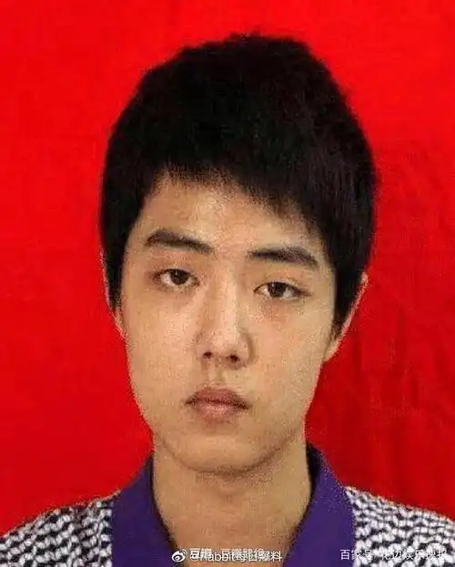 有网友整理了一系列肖战出道前的照片,基本是大学时期的他.