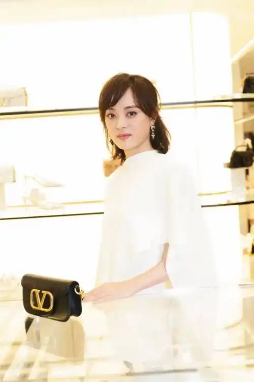 孙俪长发造型惊艳亮相吊带裙尽显优雅气质美回颜值巅峰