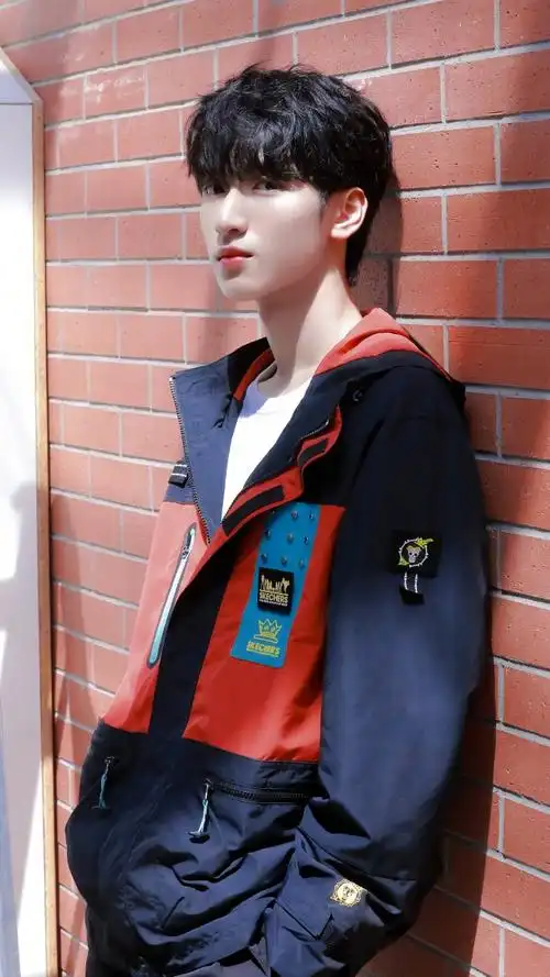 严浩翔光影侧颜照