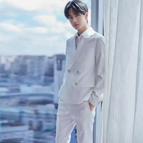王一博主持人套装西服走秀舞台男团演出白色练习生西服套装