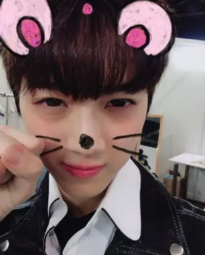 [赖冠霖][分享]200121 赖冠霖直男式怼脸自拍合集 自拍的完成靠脸是