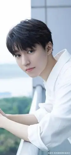 黄晓明谢霆锋杜海涛等为王俊凯庆生p图晒合照他的人缘真好