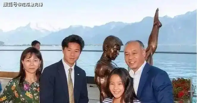 李宁与儿女被爆出60岁头发稀疏老态龙钟女儿甜美儿子气质和父亲如出一