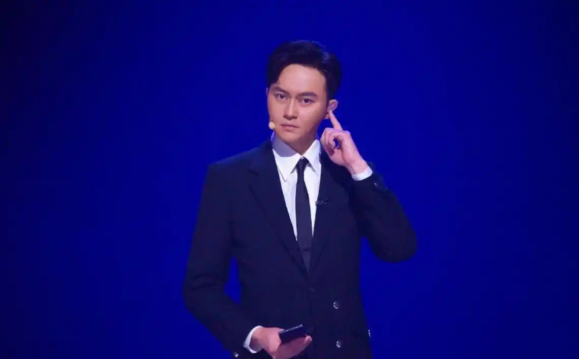 《披荆斩棘》中张智霖真不给年轻人退路,黑色西装沉稳有型,太帅