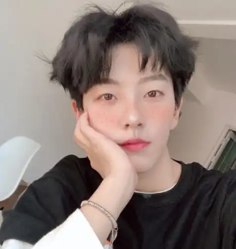 把两边的头发渐层推短,上面的头发及刘海剪碎打薄,狗啃式的刘海显得