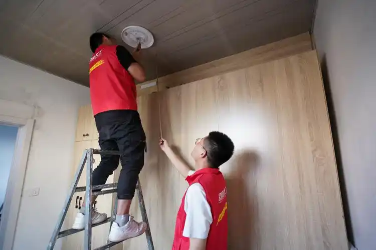 吊顶后安装节能灯