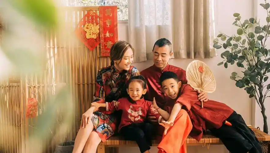 应采儿庆祝结婚13周年,与老公陈小春高调撒糖,穿情侣装亲吻超甜_大